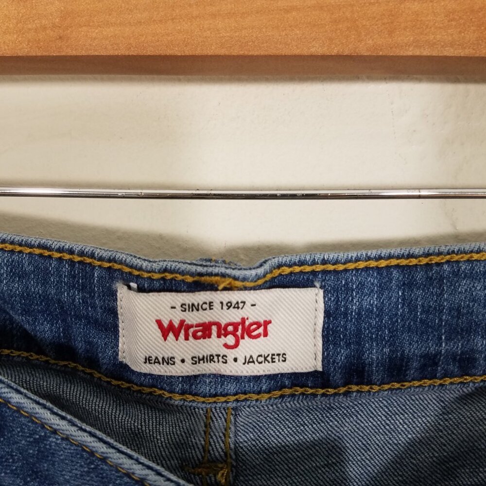 NWT Wrangler High Rise True Straight Crop Distressed Jeans Stretch Size 14/32 - Picture 4 of 7